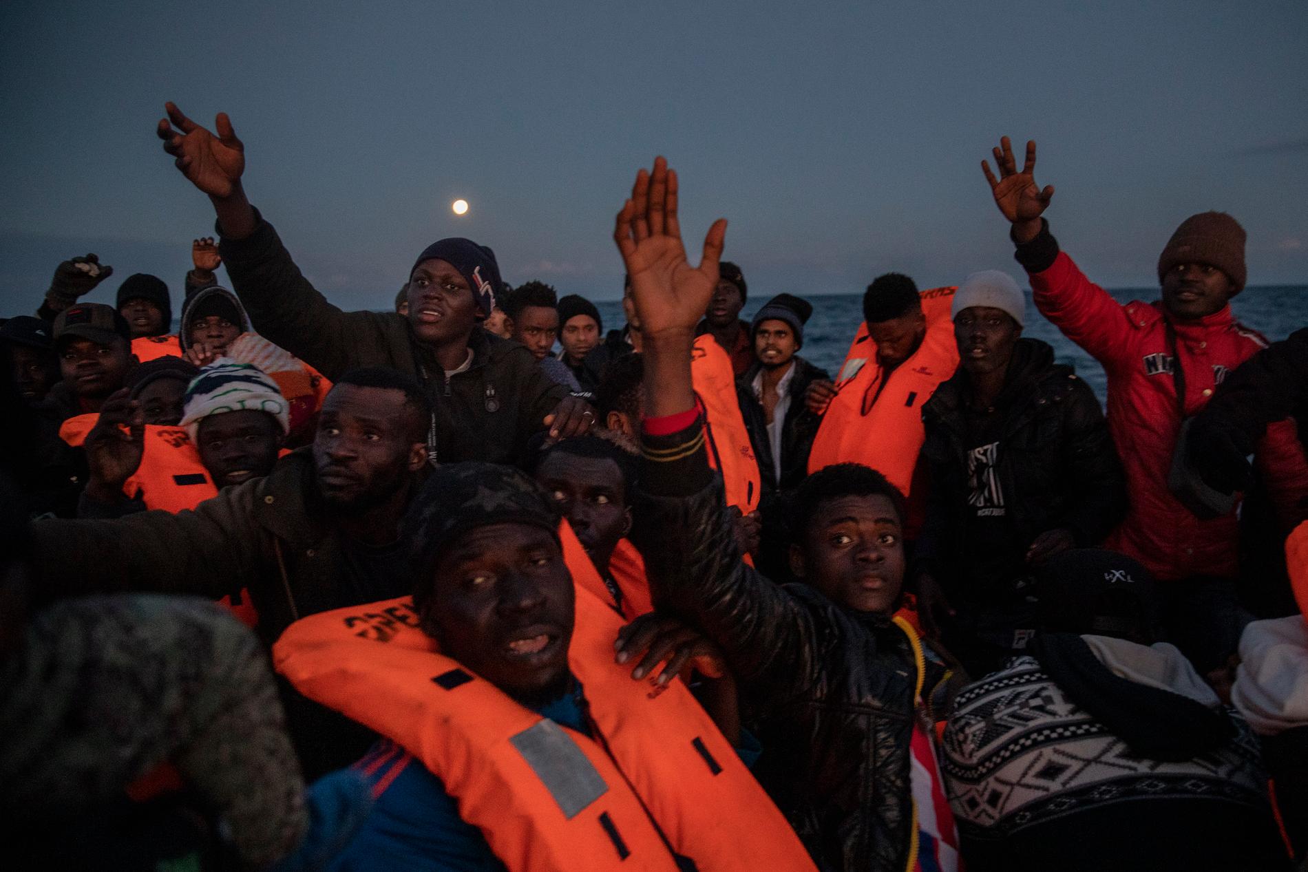 Flyktingar från länder i Afrika på väg mot Europa.