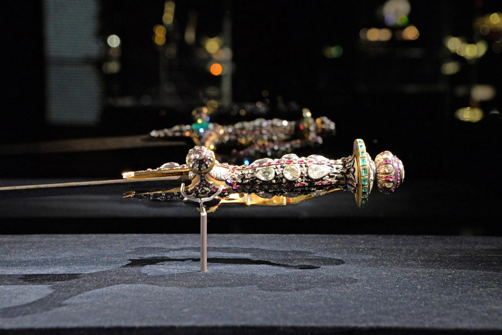En besmyckad sabel, del av juvelutställning i Venedig.