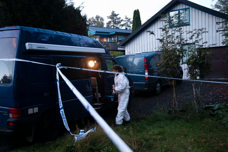 SÄKRAR SPÅR Polisens tekniker i Holger Algdals hus i Landvetter för att säkra spår i mördarjakten.