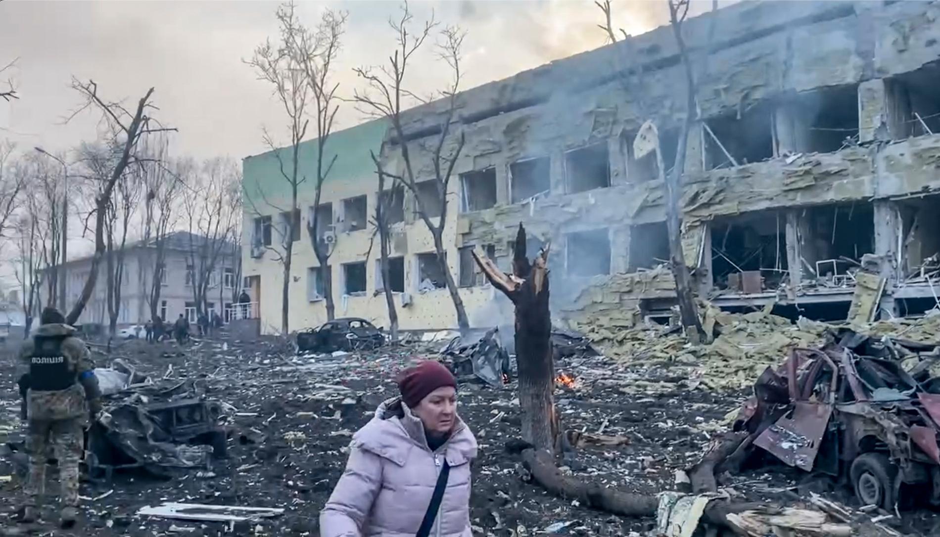 En video från Mariupols kommunfullmäktige visar sjukhuset i den belägrade ukrainska hamnstaden efter onsdagens ryska robotattack. Barnsjukhuset och förlossningsavdelningen ska vara totalförstörda, uppger ukrainska tjänstemän.