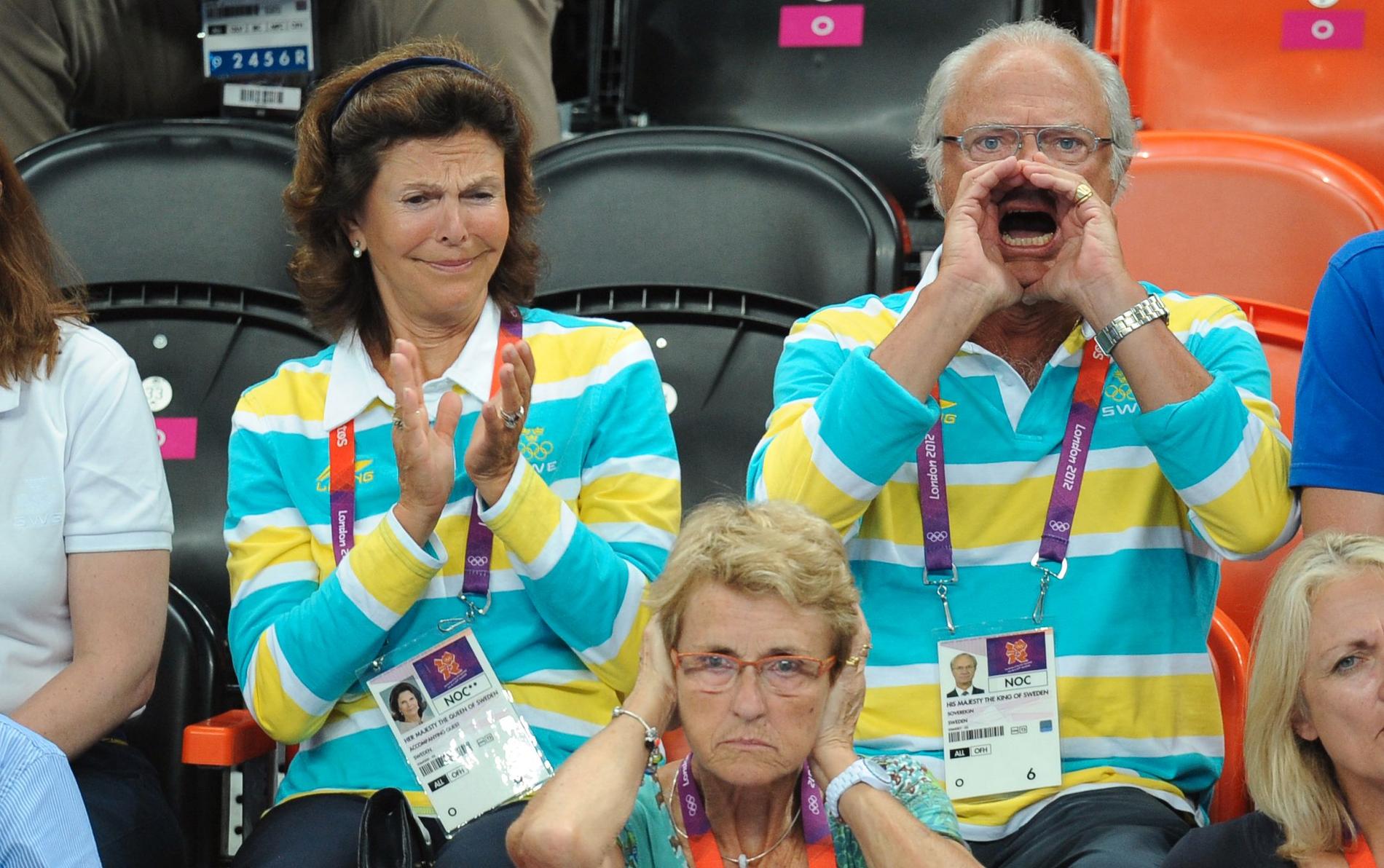 Drottning Silvia och Kung Carl XVI Gustav när Sverige slog Danmark i handboll under OS 2012. 