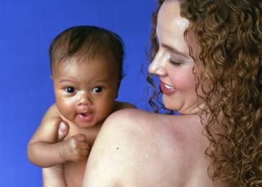 Kvinnor som får sitt första barn när de är unga löper mindre risk att få bröstcancer.
