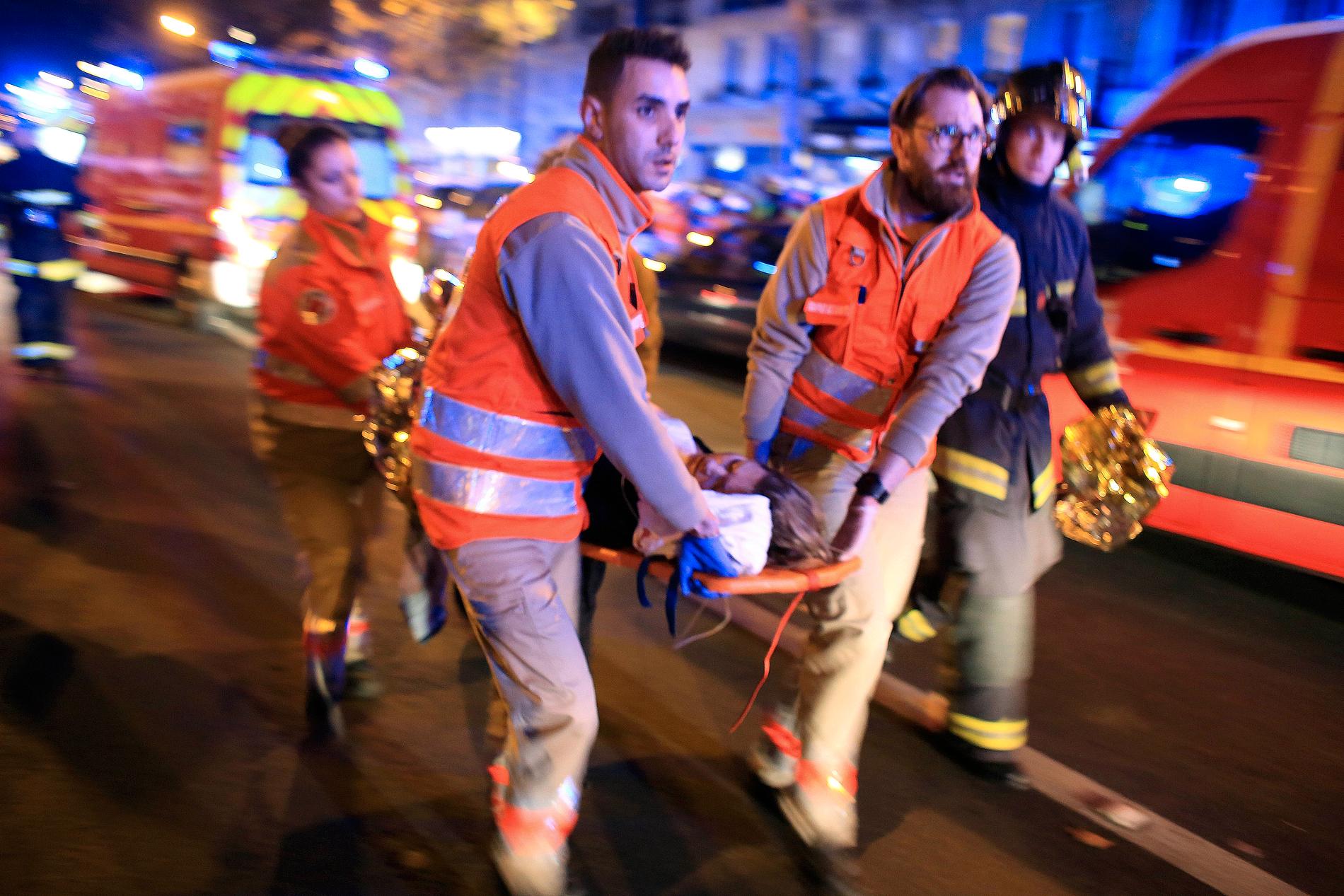 Sjukvårdare bär på ett av offren i attacken mot Bataclan. 