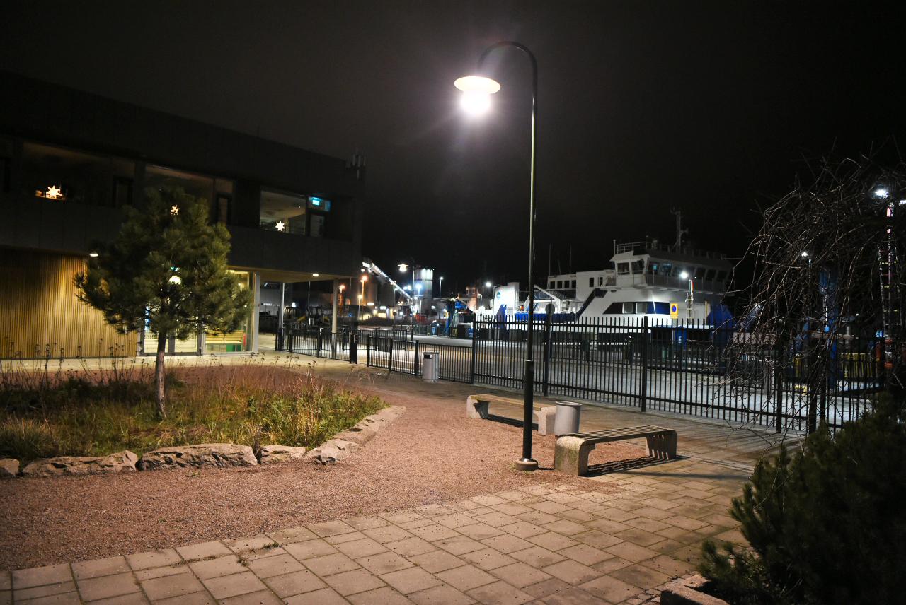 Kvinnan sågs senast vid kajen i Landskrona där båtarna till Ven lägger till.