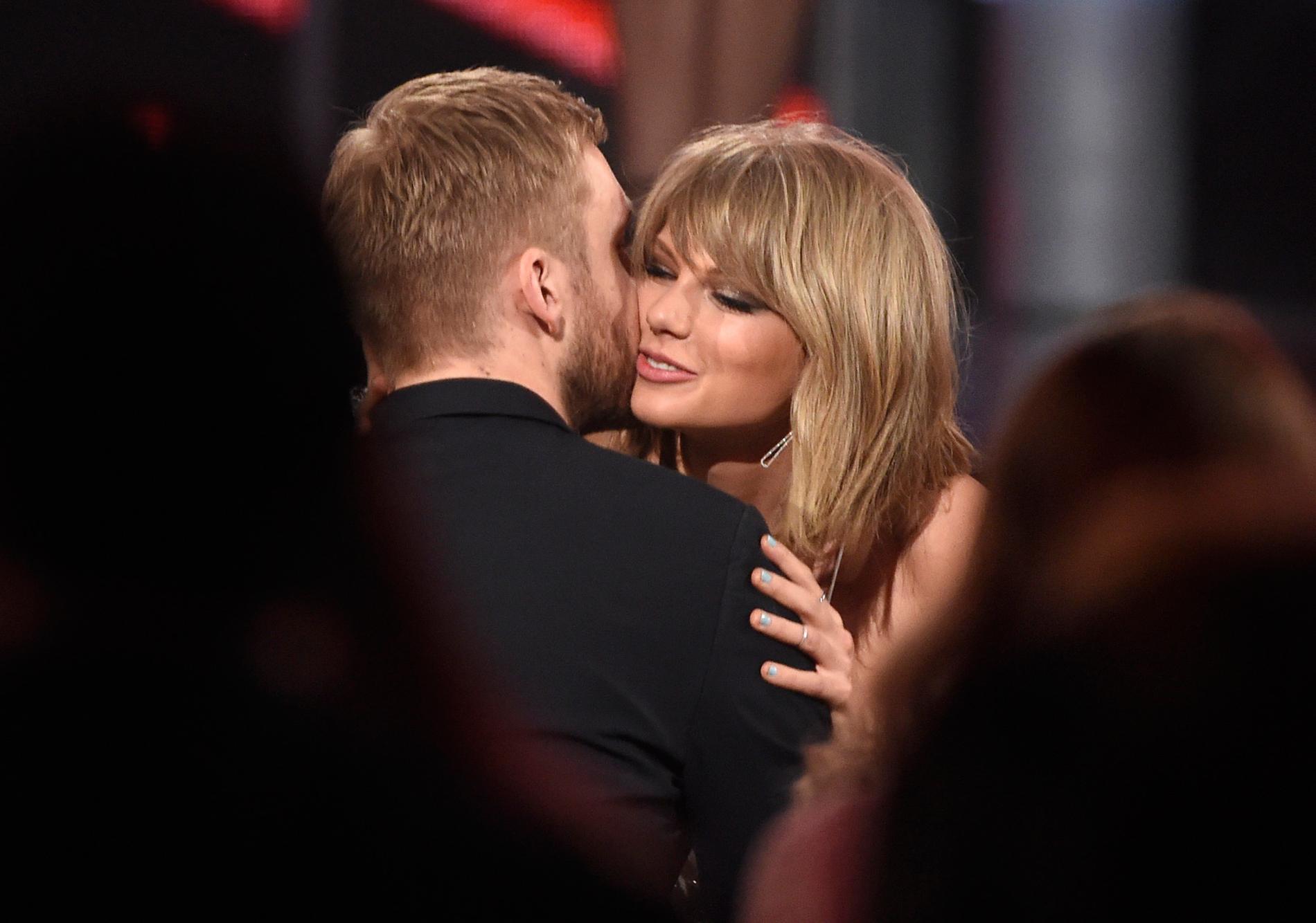 Taylow Swift gratulerar Calvin Harris till priset för bästa album på Billboard Music Awards i maj 2015.