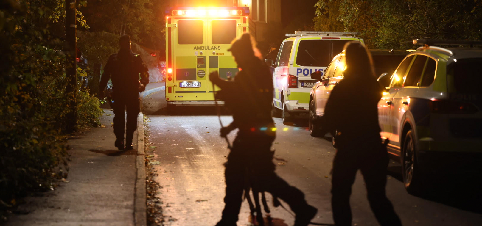 Polis och ambulans på plats i Västberga efter mordet på en småbarnsfar.