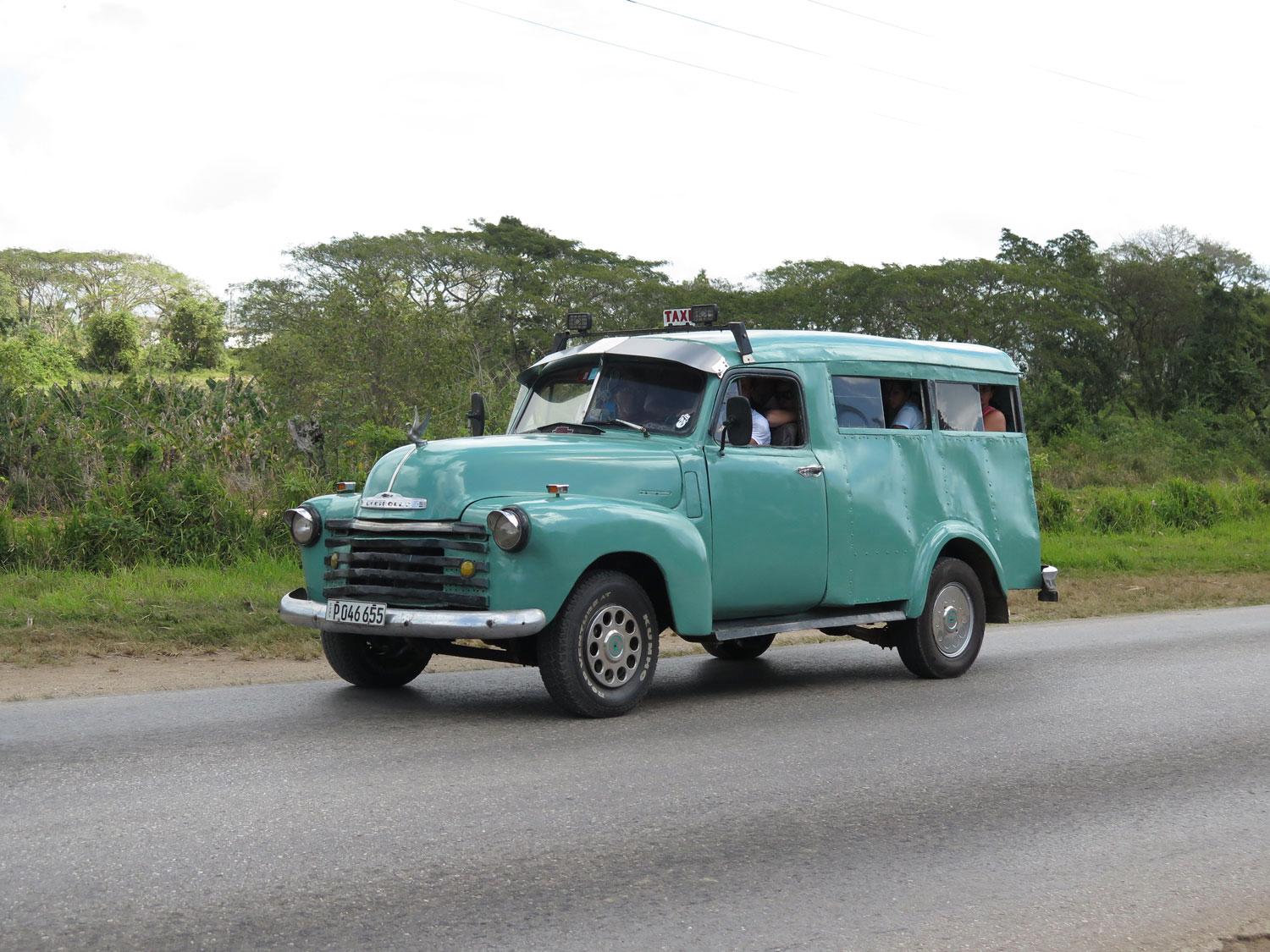 Sådana här Chevrolet Suburban från sent 1940-tal och tidigt femtiotalet är vanliga på landsbygden. Den här verkar vara från 1949, och aningen ombyggd, som det mesta på Kuba. Ingång där bak.