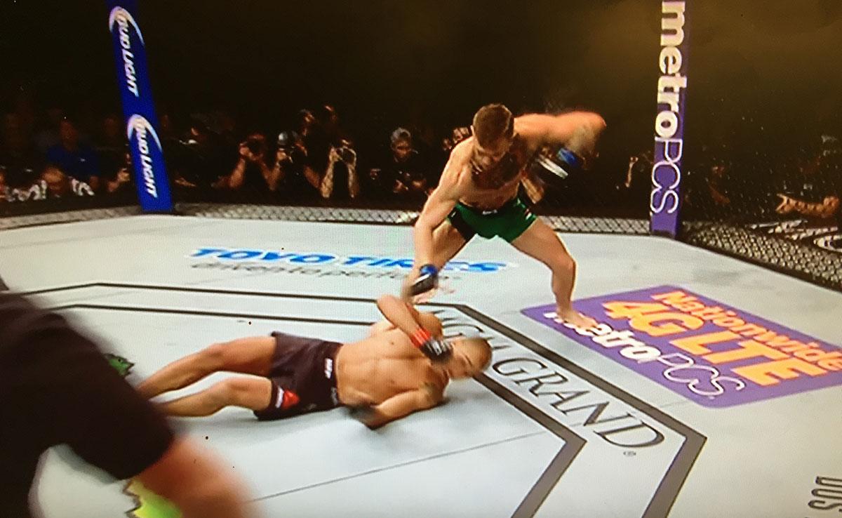 Aldo rasar till golvet och McGregor ser segern komma.