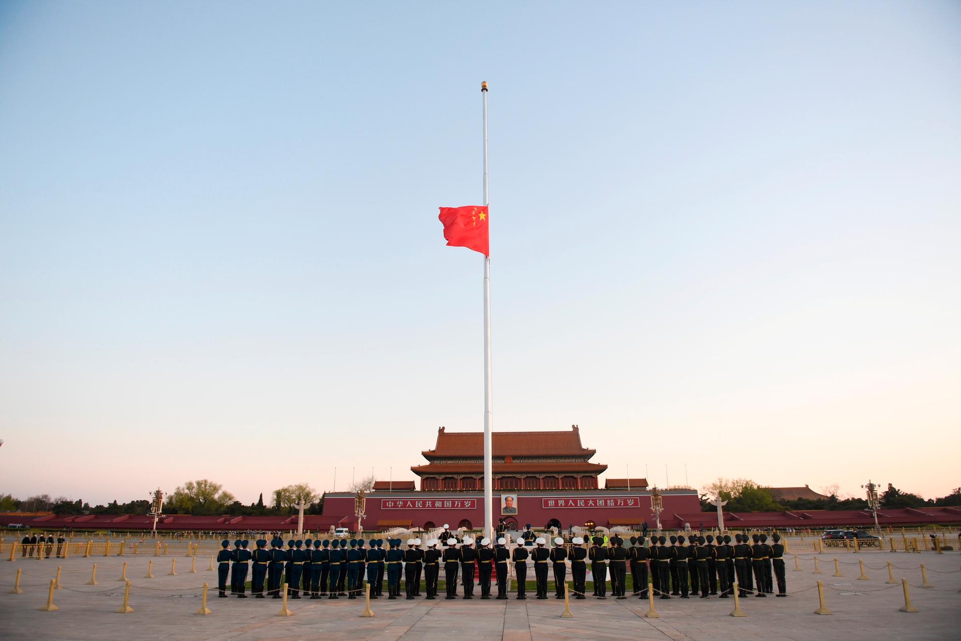 Kinas flagga på halv stång på Himmelska fridens torg i Peking under lördagen.