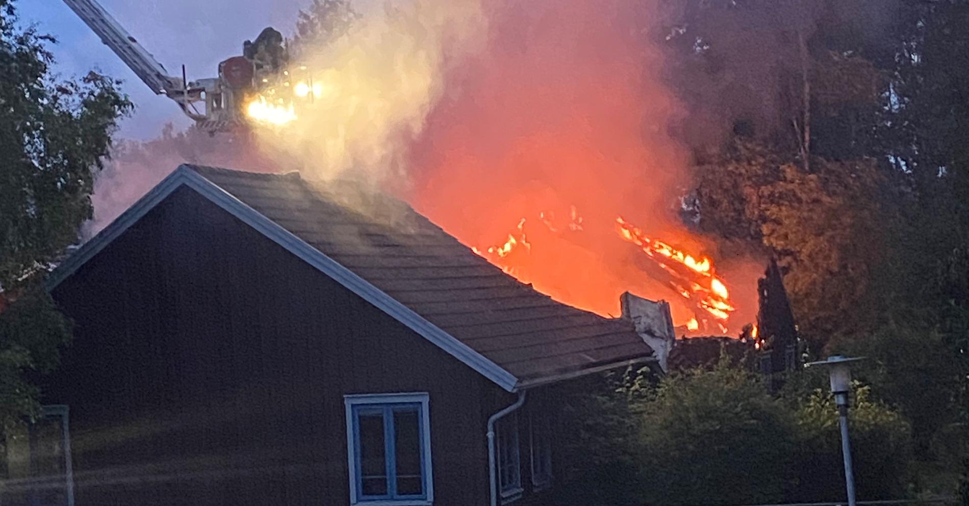 En skola i Hylte i Hallands län brinner.