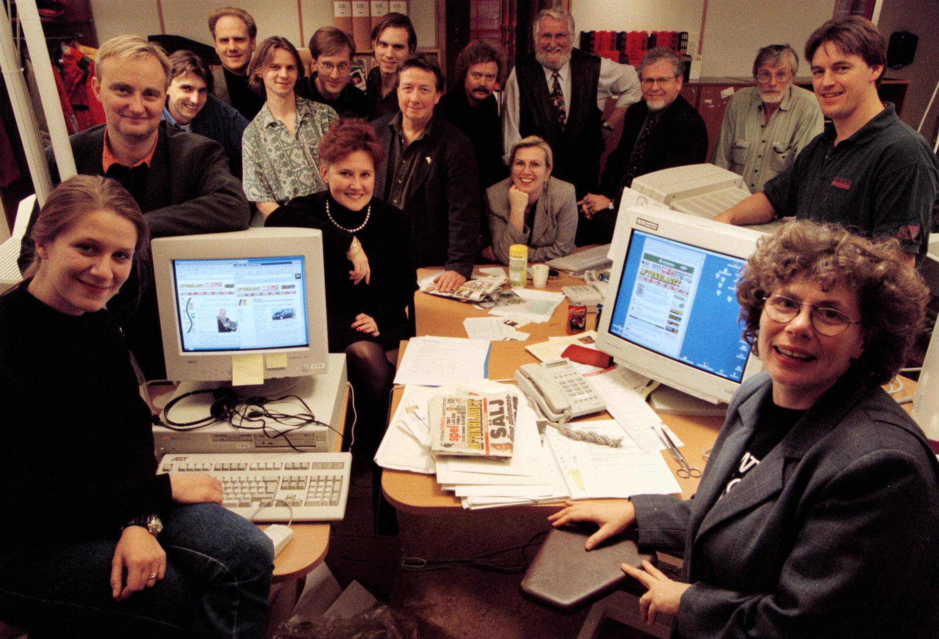 1996 Aftonbladet tar steget ut på nätet redan den 25 augusti 1994. Mycket har hänt på teknikfronten sedan den här bilden togs i december 1996.