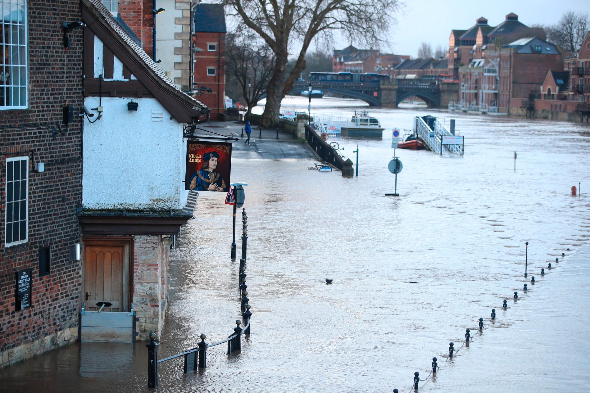 En översvämmad gata i York i Storbritannien efter att stormen Ciara slagit till.
