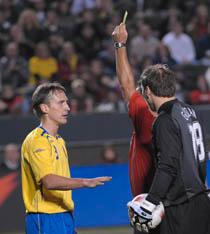 Navarro varnar Andreas Johansson - en av fem svenskar som fick gult kort i matchen.