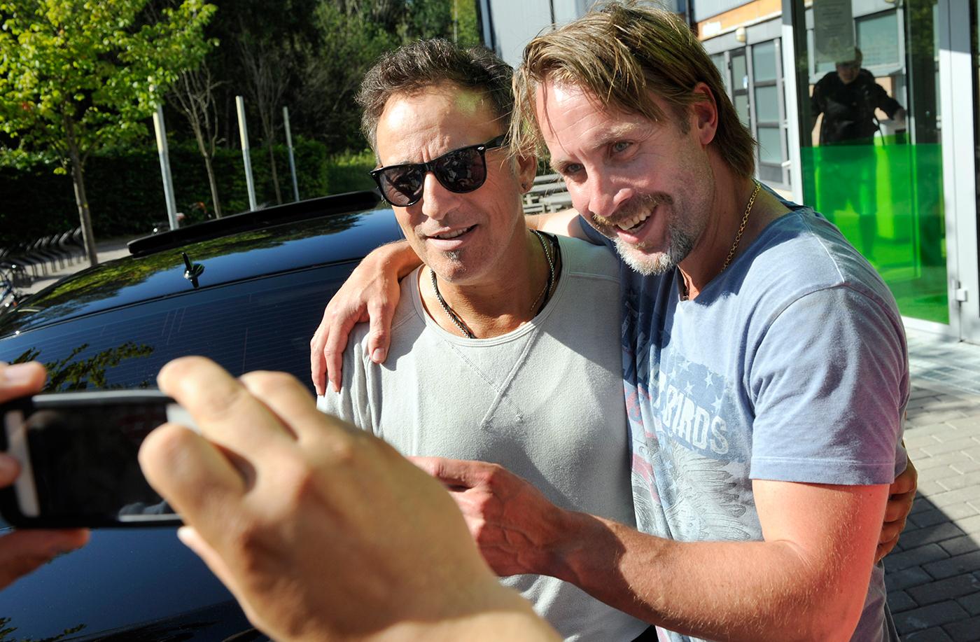 Bruce Springsteen tillsammans med Aftonbladets fotograf Niclas Hammarström under gymbesöket i Göteborg.
