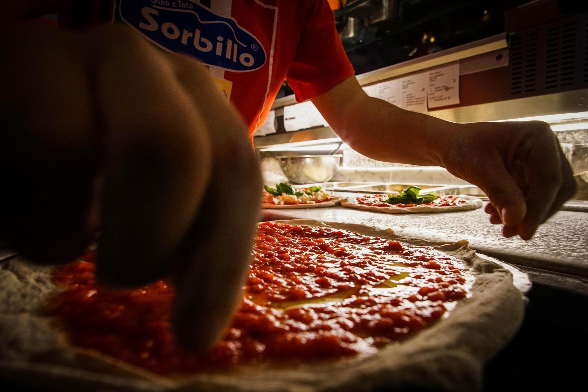 Den neapolitanska pizzatraditionen är upptagen på Unescos världsarvslista för immateriella kulturarv. Att ett franskt satirprogram skämtar om pizza och coronasmitta föll inte italienarna i smaken. Arkivbild