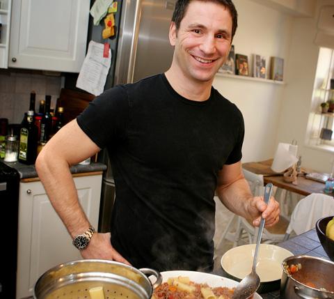 Paolo Roberto trivs i köket.