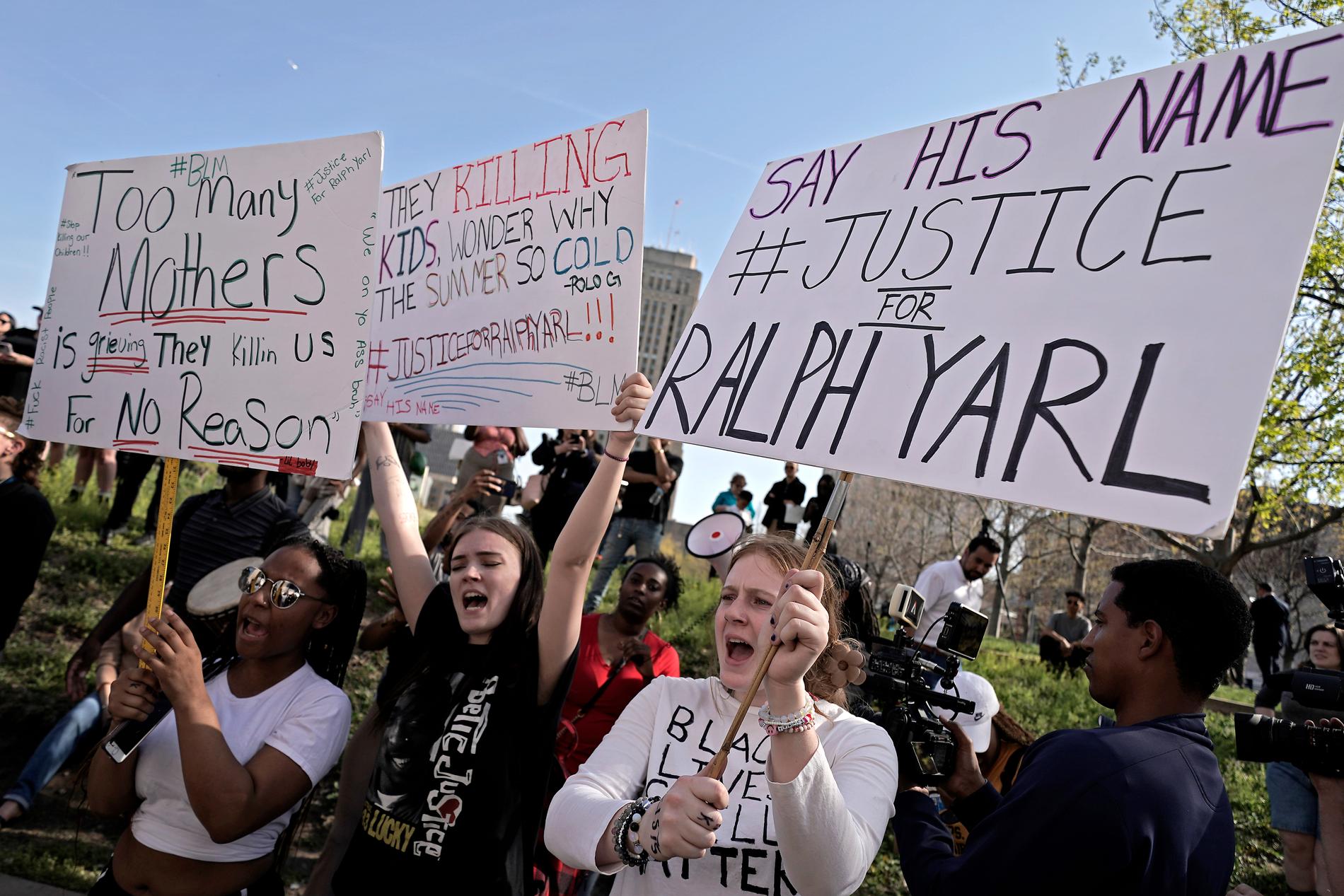 Protester till stöd för skjutne Ralph Yarl, 16, i Kansas  City.