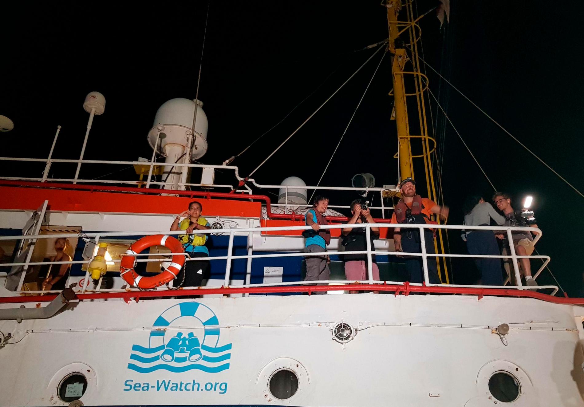 Kapten Carola Rackete när fartyget Sea-Watch 3 lade till i hamnen på Lampedusa tidigt på lördagsmorgonen.