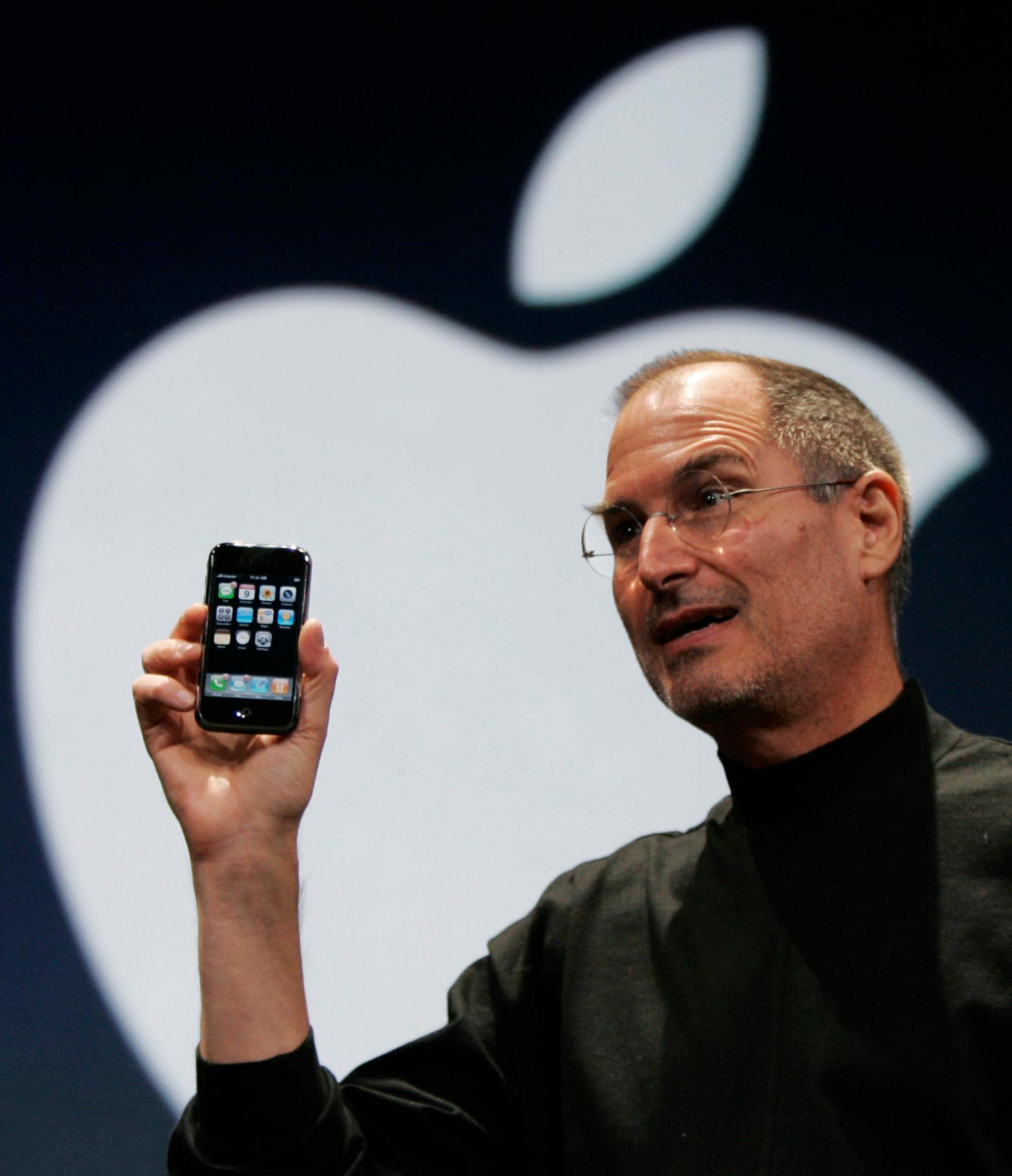 Steve Jobs med den första Iphonen.