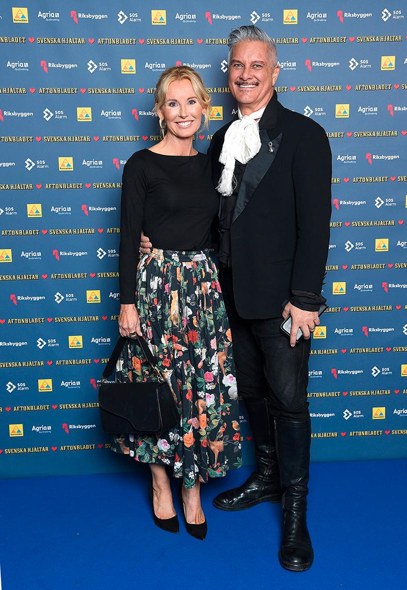 Trädgårdsprofilen Victoria Skoglund valde blommig kjol. Här tillsammans med skådespelaren Magnus Skogsberg, även känd som Sebastian från Ica-reklamen.
