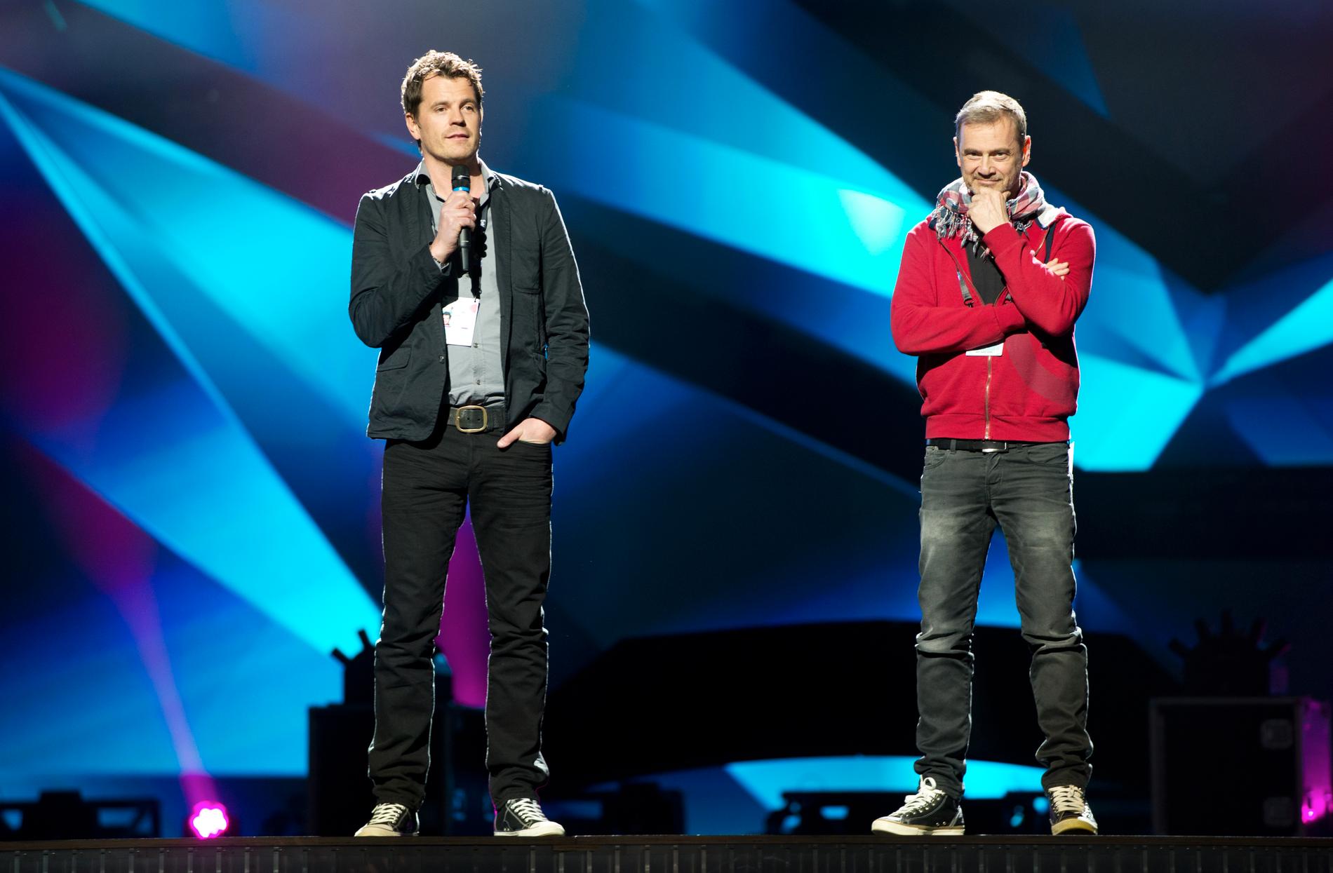 Martin Österdahl med Christer Björkman på scenen under förberedelserna för Eurovision song contest i Malmö 2013