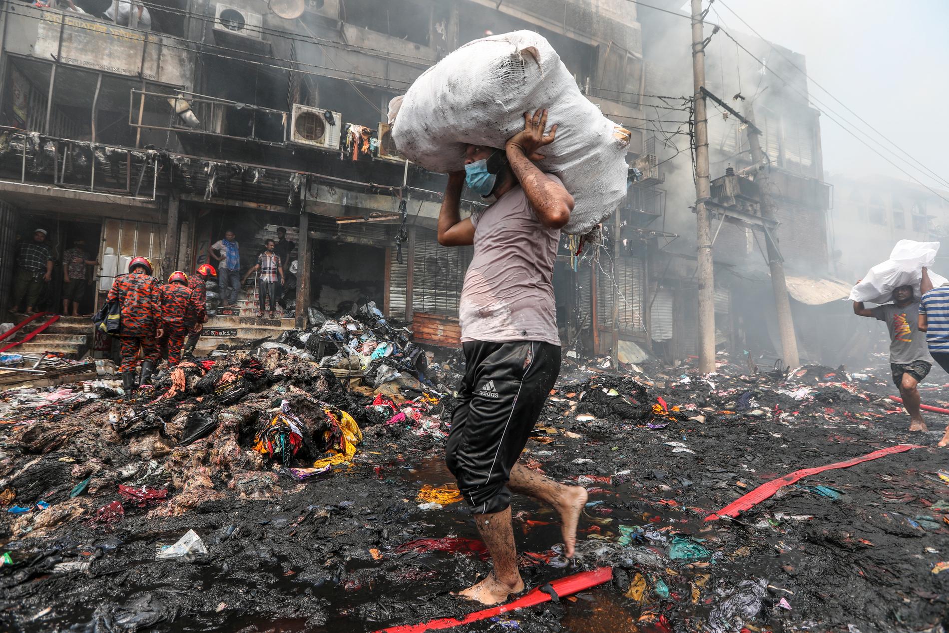 Branden har utraderat en populär klädmarknad i Dhaka, Bangladesh.