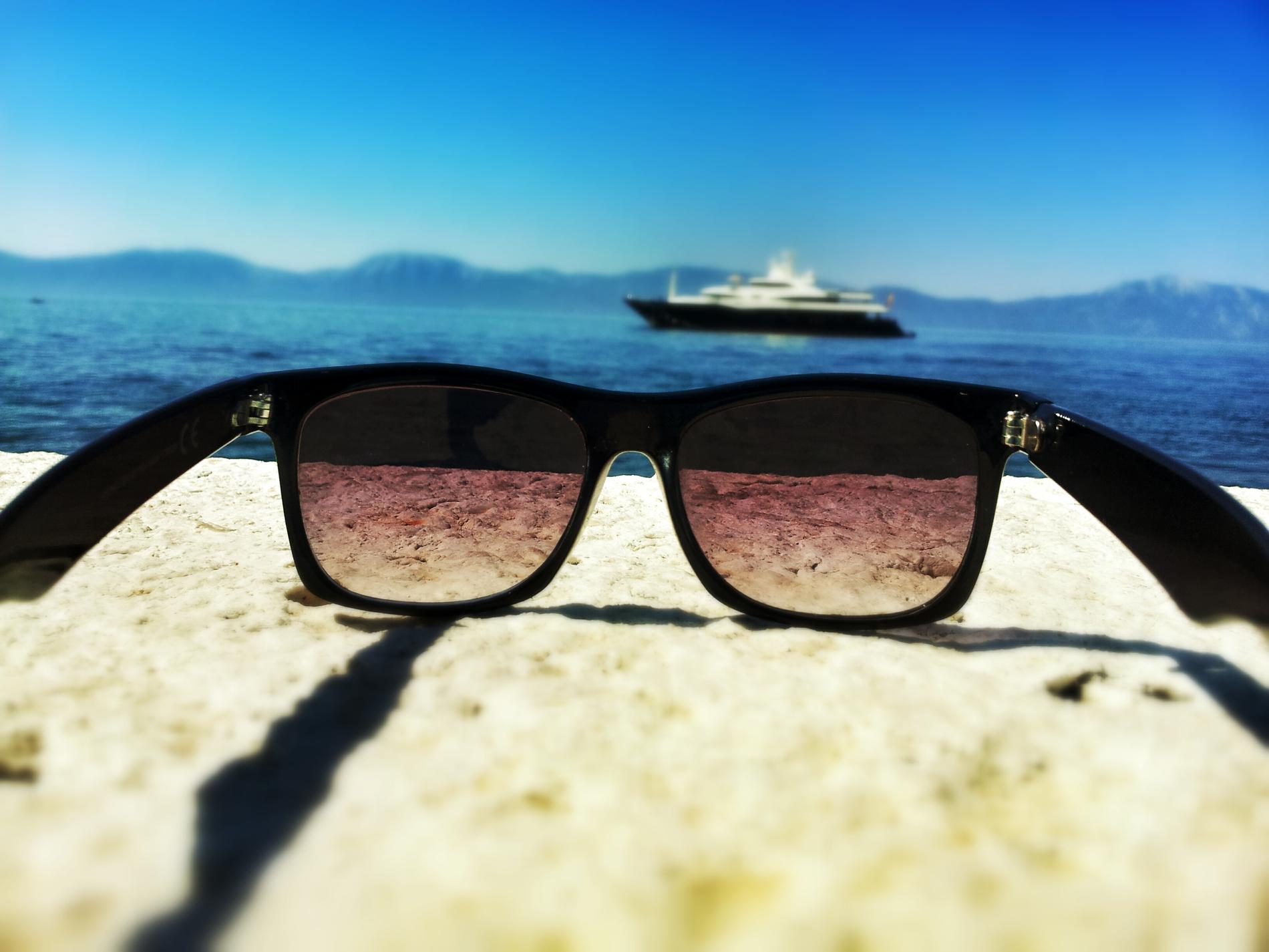 Teo tog en bild på brillorna och en yacht i bakgrunden, i Kroatien.