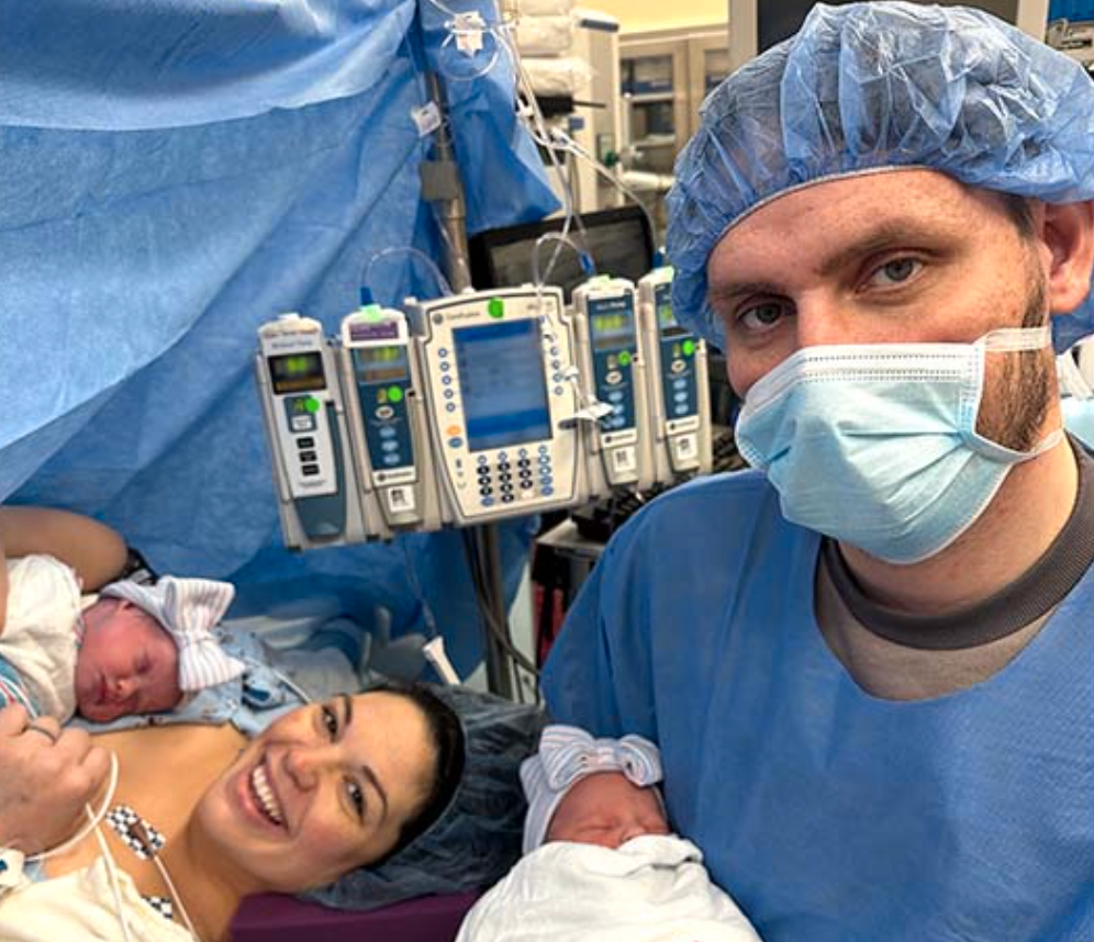 Kelsey och barnens pappa under förlossningen.
