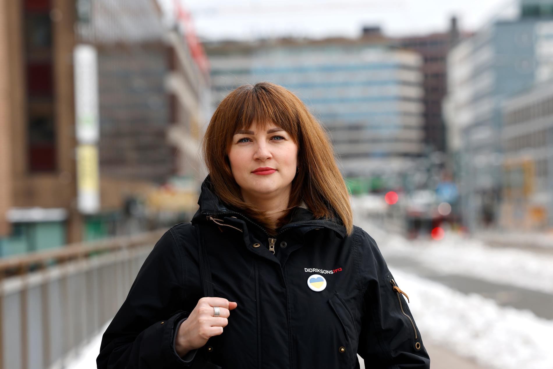 Olena Olkhovska har fått jobb som manikyrist i Stockholms city.