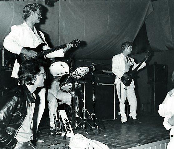 Håkan och Göran i bandet Streaplers på scen 1985. Killen på scenkanten nere till vänster är faktiskt Björn Afzelius.
