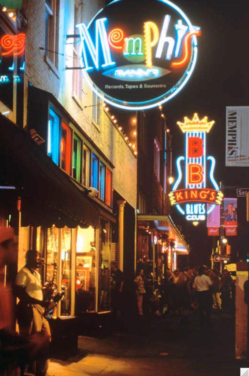 Beale street, legendarisk soul- och bluesgata i Memphis.