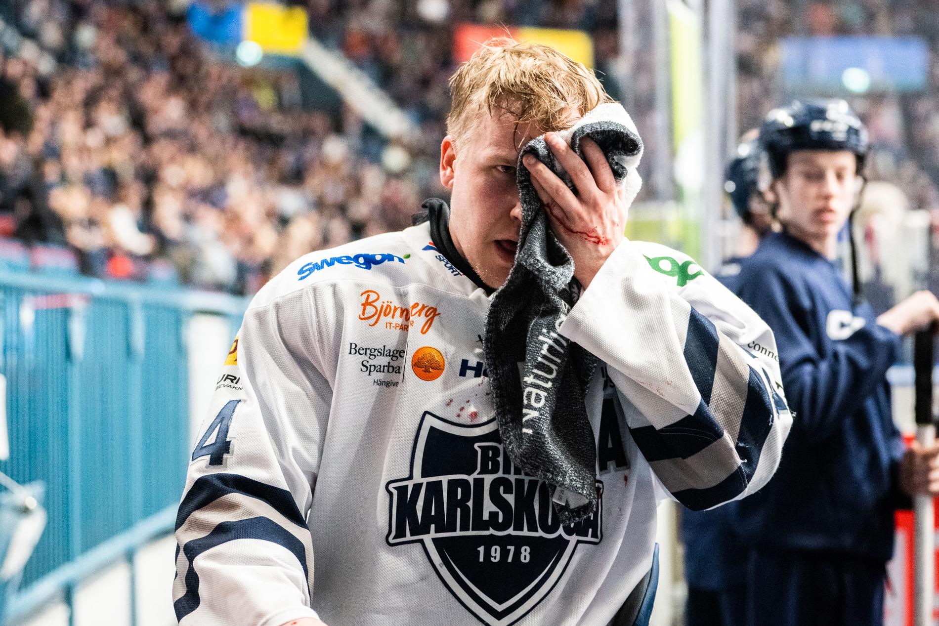 Henrik Larsson i Bik Karlskoga tvingades lämna matchen blodig.