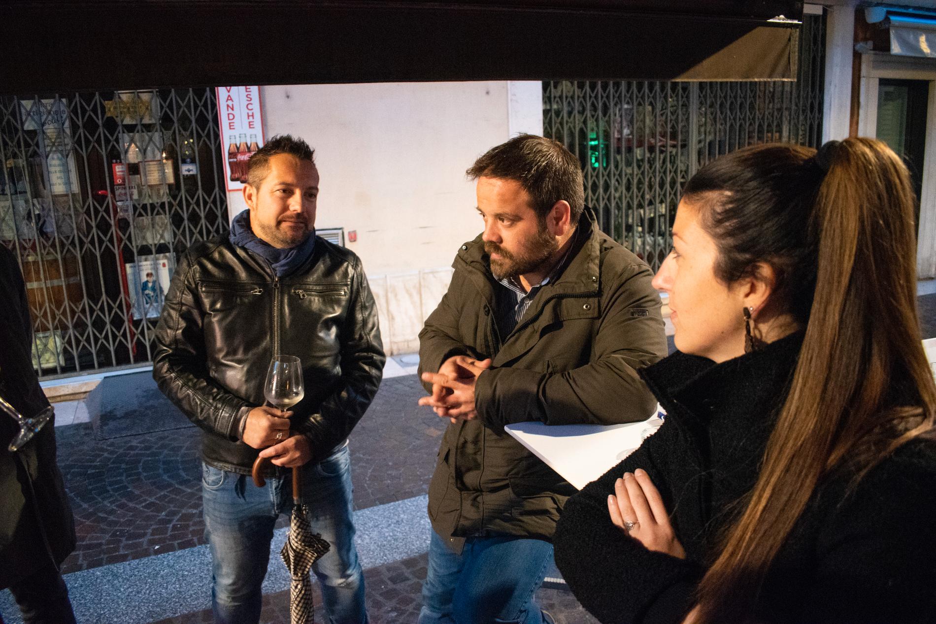 Barnaba Gottardi, till vänster, pratar med Francesco och Valeria. Han tycker att Europa borde dela på ansvaret för flyktingarna, särskilt eftersom Italiens ekonomi går på knäna.