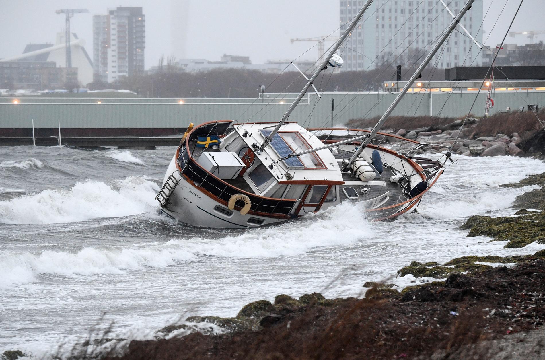 MALMÖ 2017-11-19 En segelbåt har gått på grund på stranden vid Sibbarp söder om Malmö. En person lyckades ta sig iland från den tvåmastade segelbåten.