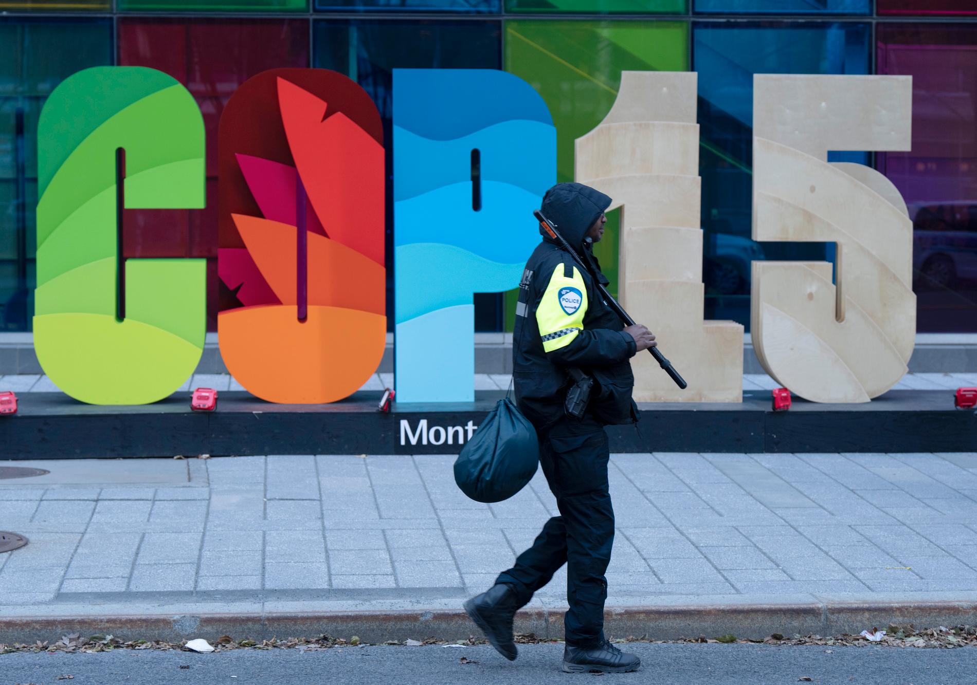 En polis går förbi kongresscentret under klimattoppmötet COP15 i Montreal i december förra året
