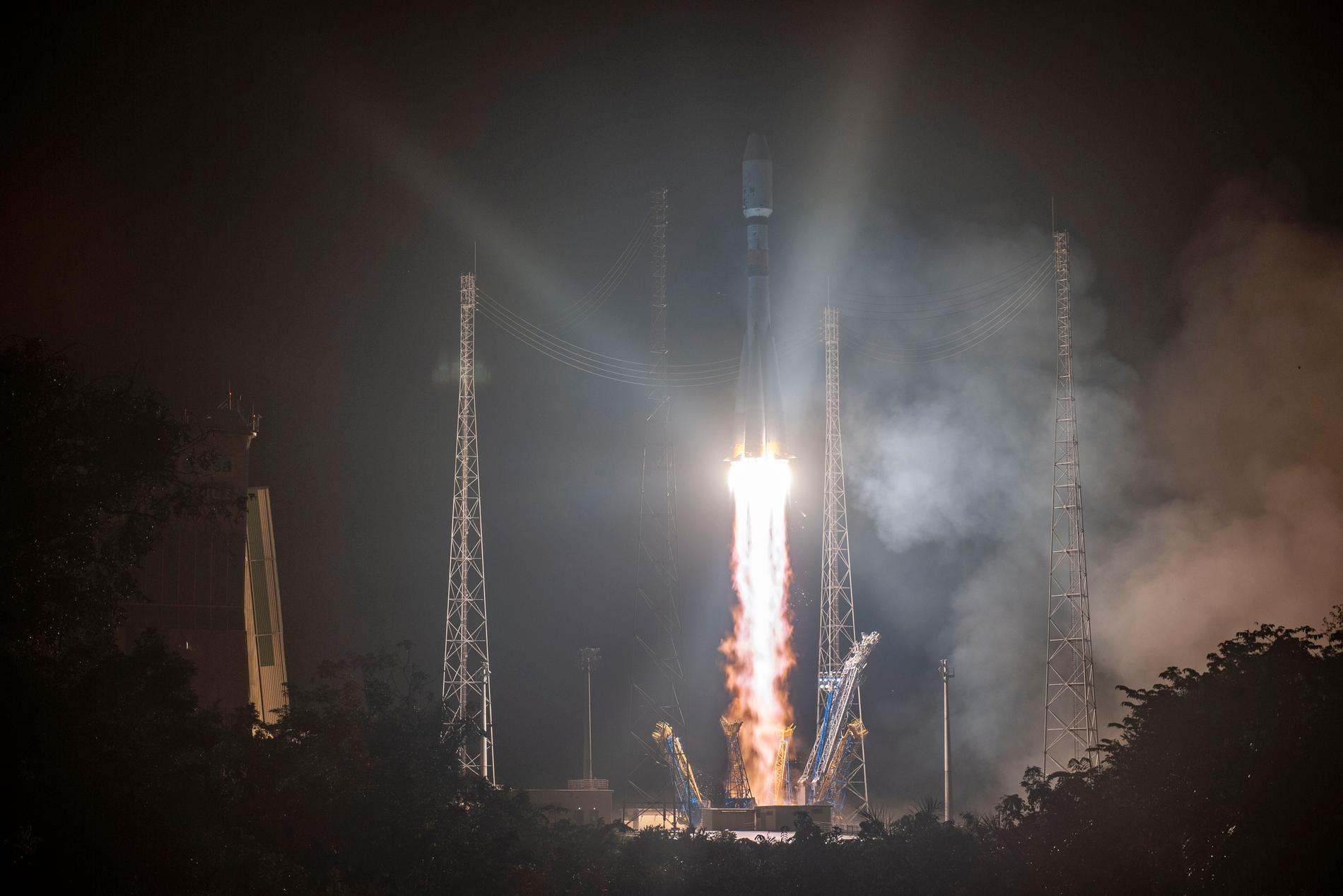 Soyuz-farkosten med Cheops (Characterising Exoplanets Satellite) lämnade jorden från Franska Guyana på morgonen.