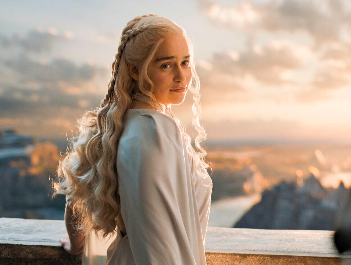 Emilia Clarke som drakdrottningen Daenerys Targaryen i "Game of thrones". Nästa år kommer fortsättningen, eller snarare början, på historien om ätten Targaryen. Pressbild.