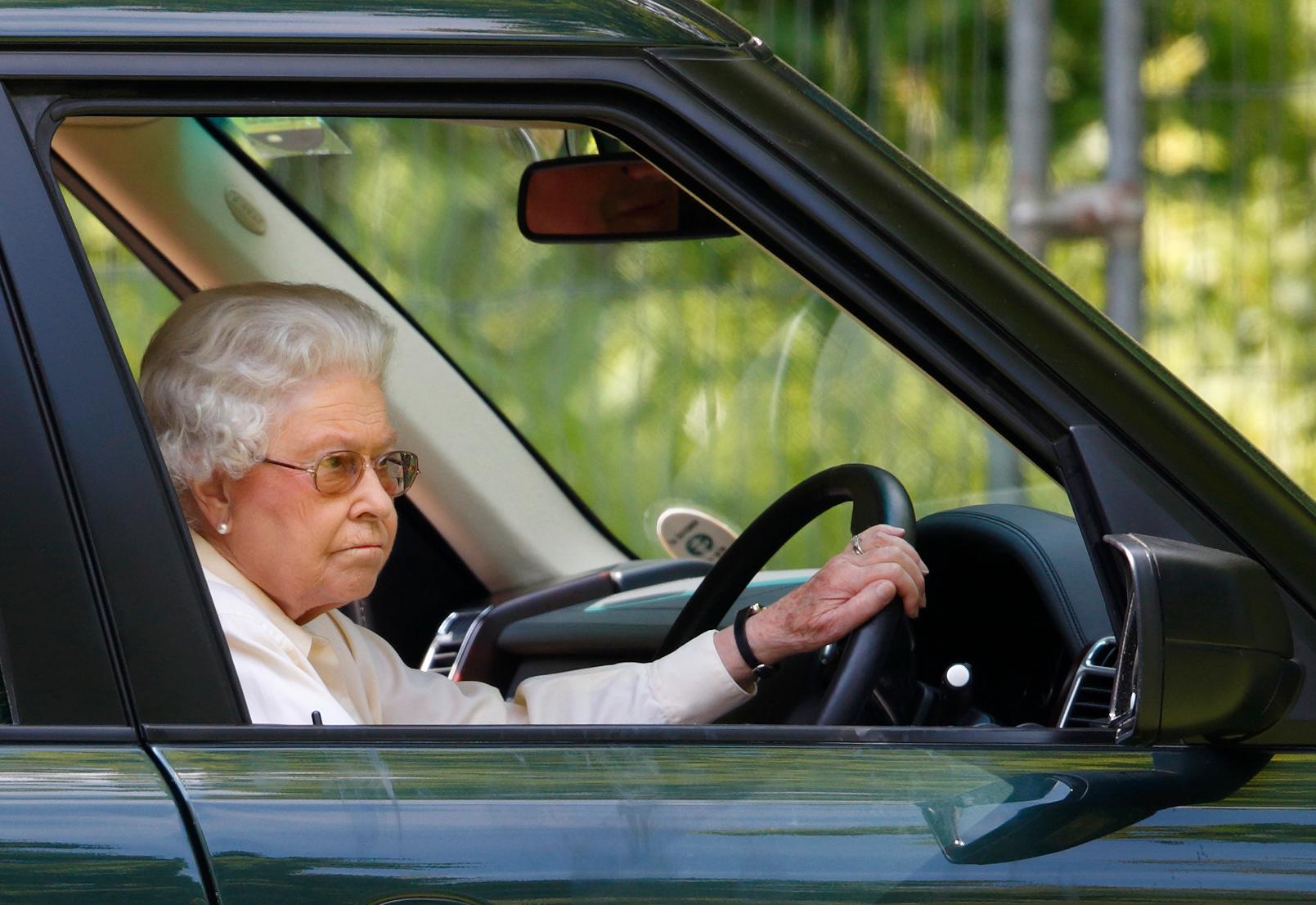 Den 92-åriga drottning Elizabeth älskar att köra någon av sina många bilar i den kungliga fordonsflottan. Men efter makens olycka i januari slutar hon köra på allmänna vägar. 