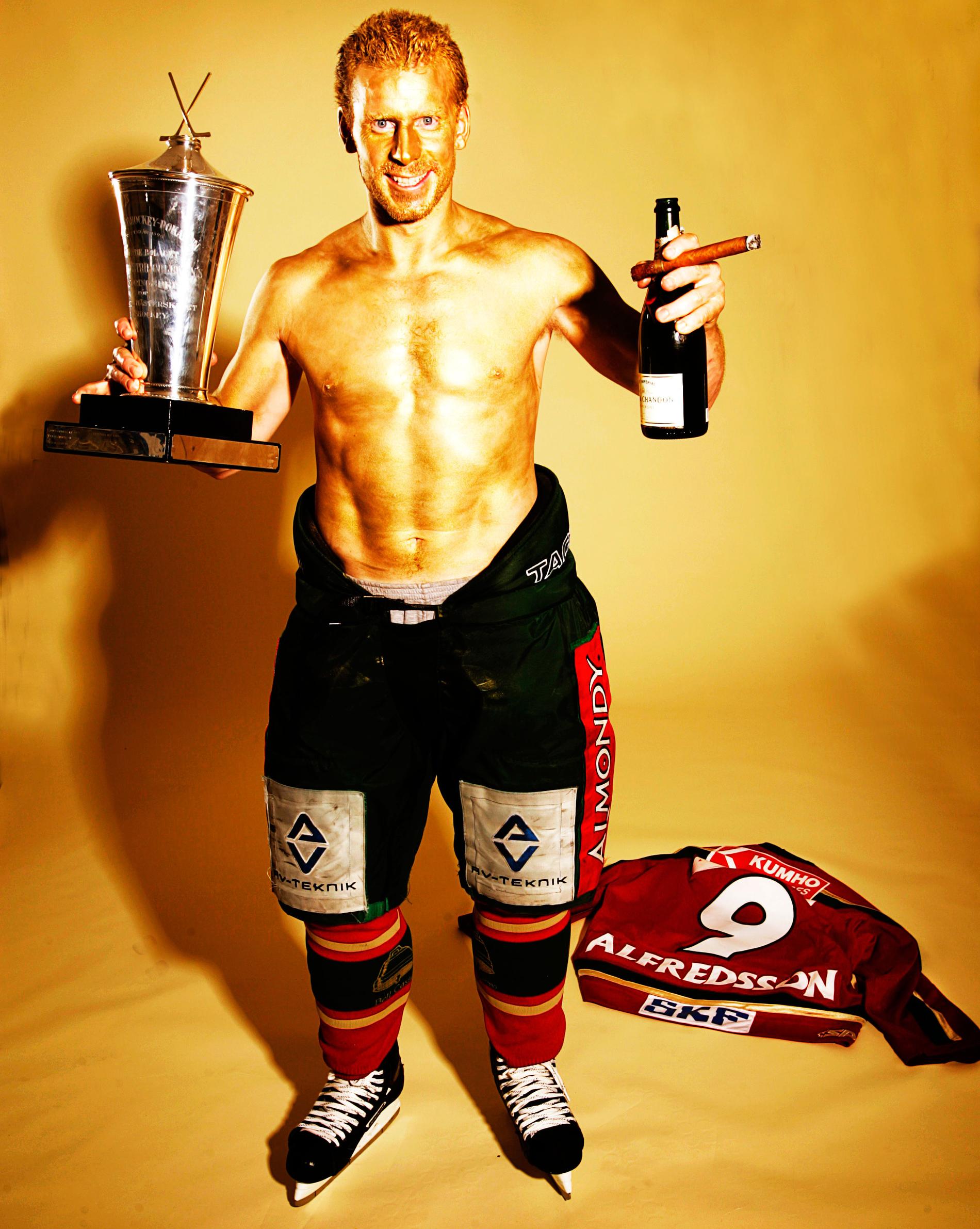 En guldmålad Daniel Alfredsson efter Frölundas SM-guld 2005 under den stjärnspäckade NHL-lockouten.