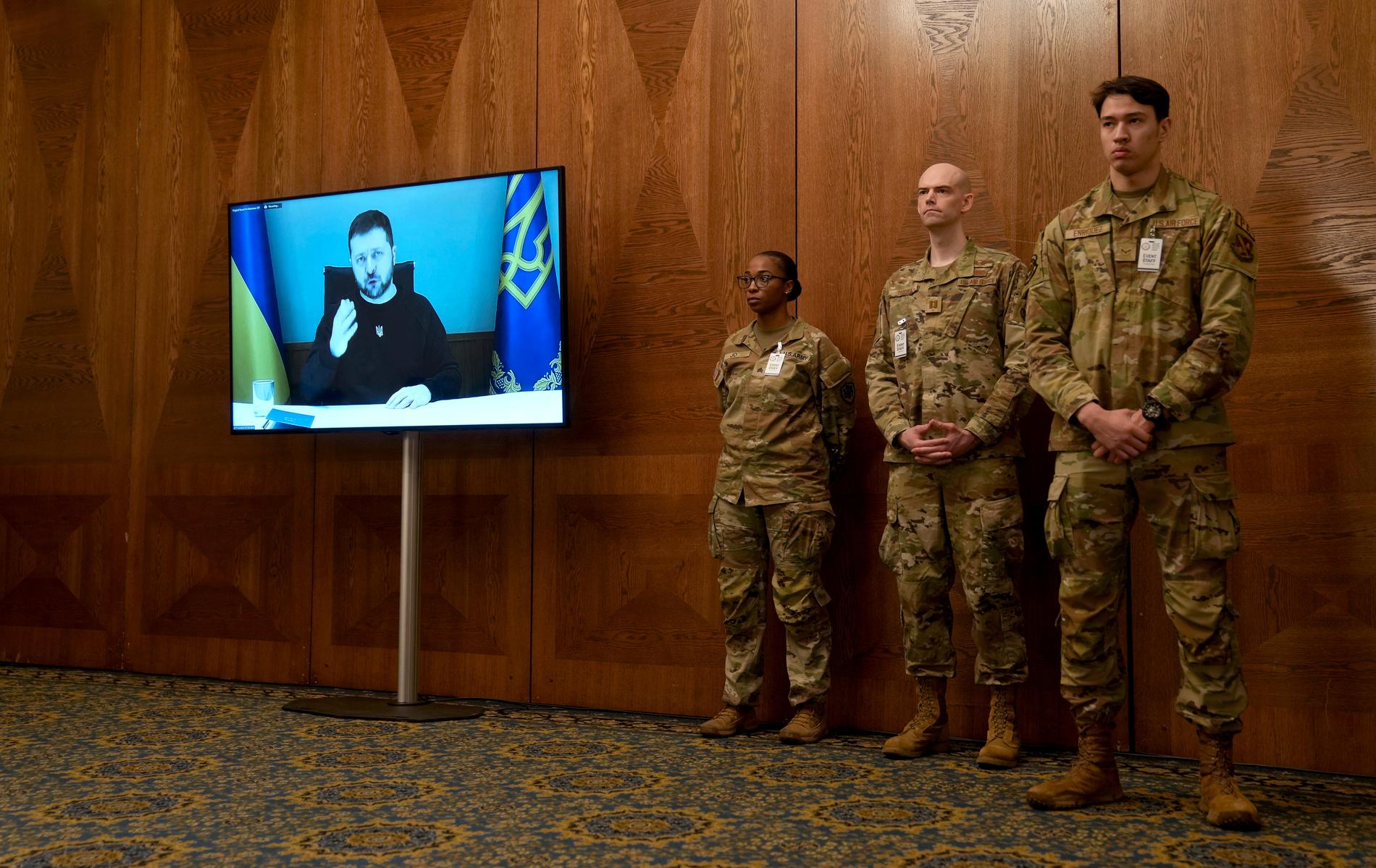 Ukrainas president Zelenskyj öppningstalade på ”Ukraina Defense Contact Group” via videolänk.