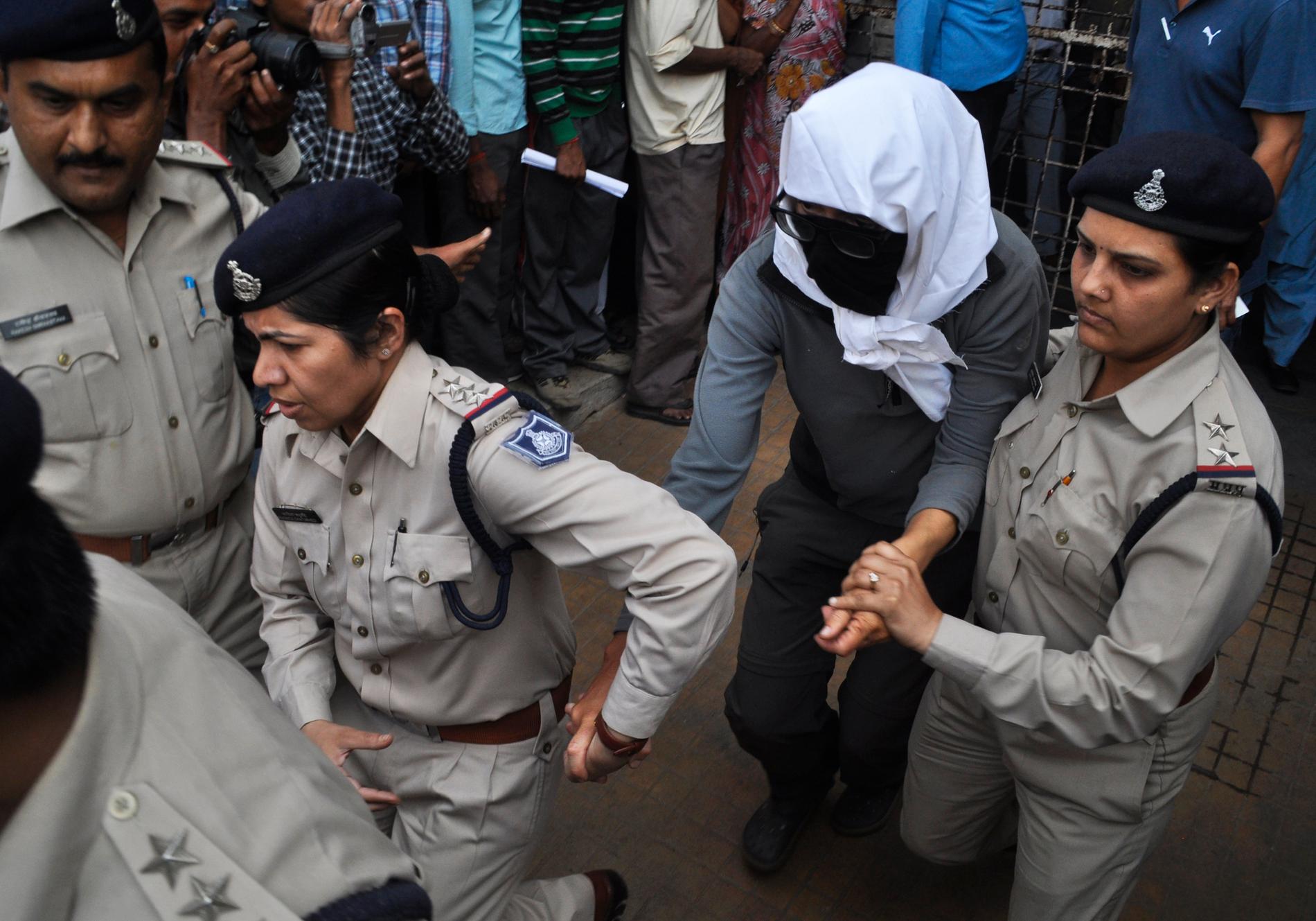 Den 39-åriga kvinna som blev gruppvåldtagen förs till sjukhus med hjälp av indisk polis.