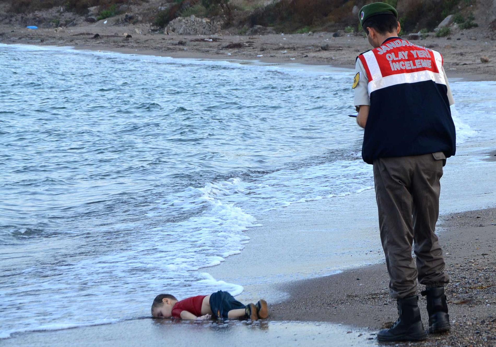 Treårige Alan Kurdis kropp spolades upp på en strand i turkiska Bodrum i september 2015. Bilden på pojken spreds över världen.