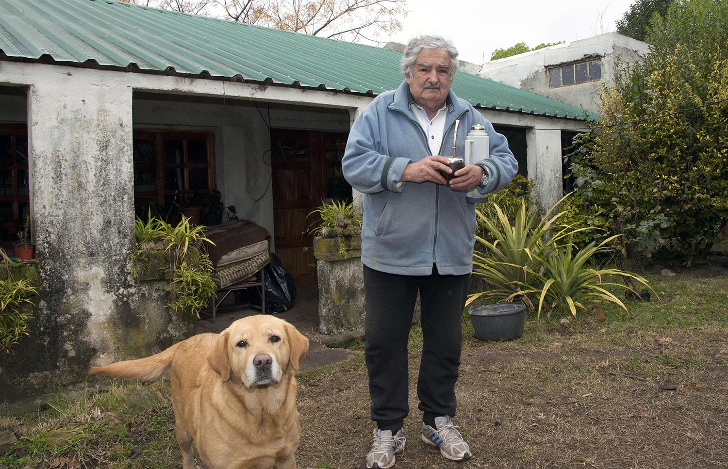Mujica vägrar bo i presidentpalatset. I stället bor han på den familjeägda bondgården utanför Montevideo. Här syns han med sin hund.