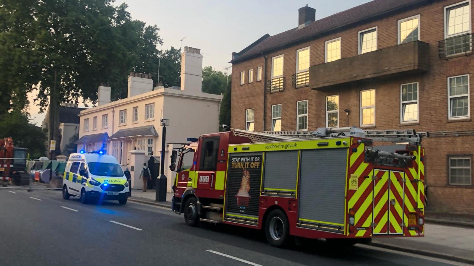 Polis och brandkår ryckte ut till adressen i norra London, där George Michael hade ett av sina hem. 