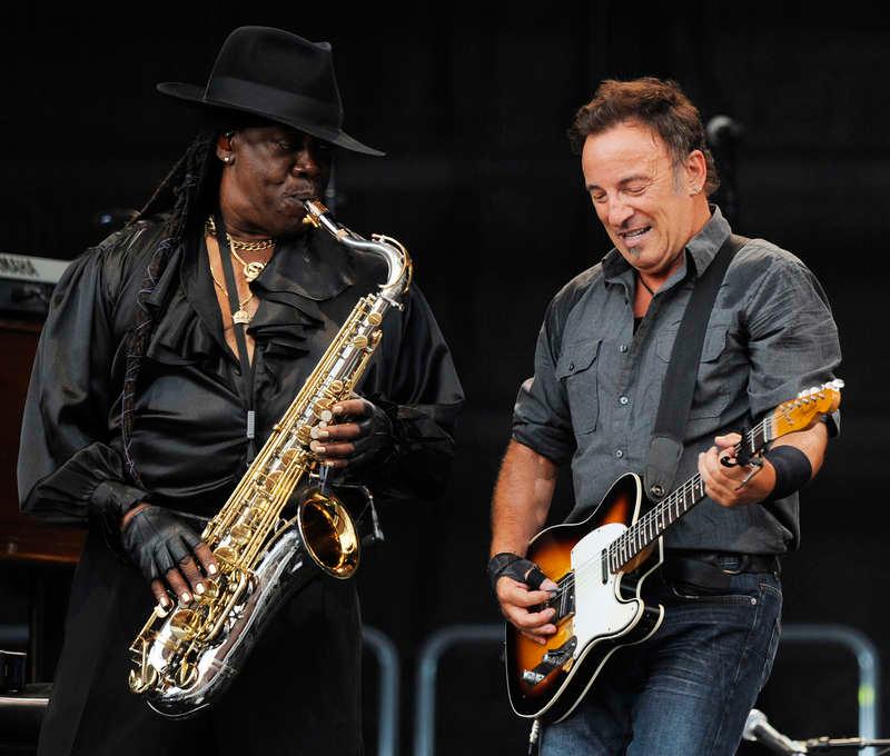 VÄRLDSKÄND SAX Bruce Springsteen och saxofonisten Clarence Clemons rockar loss tillsammans under en Europa-turné 2009. Foto: AP