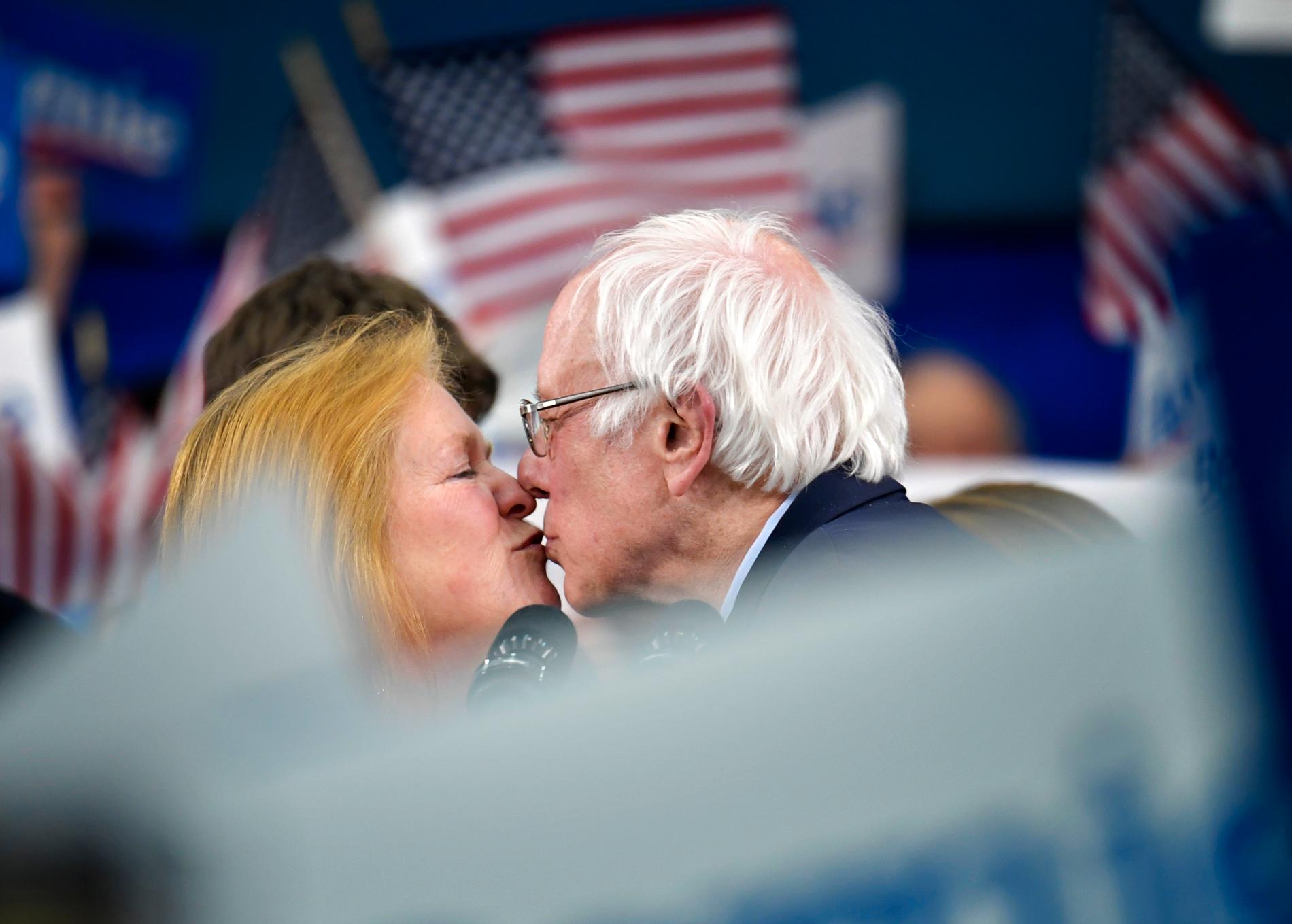 Segerpussen med frun Jane Sanders efter att han vann primärvalet i New Hampshire.