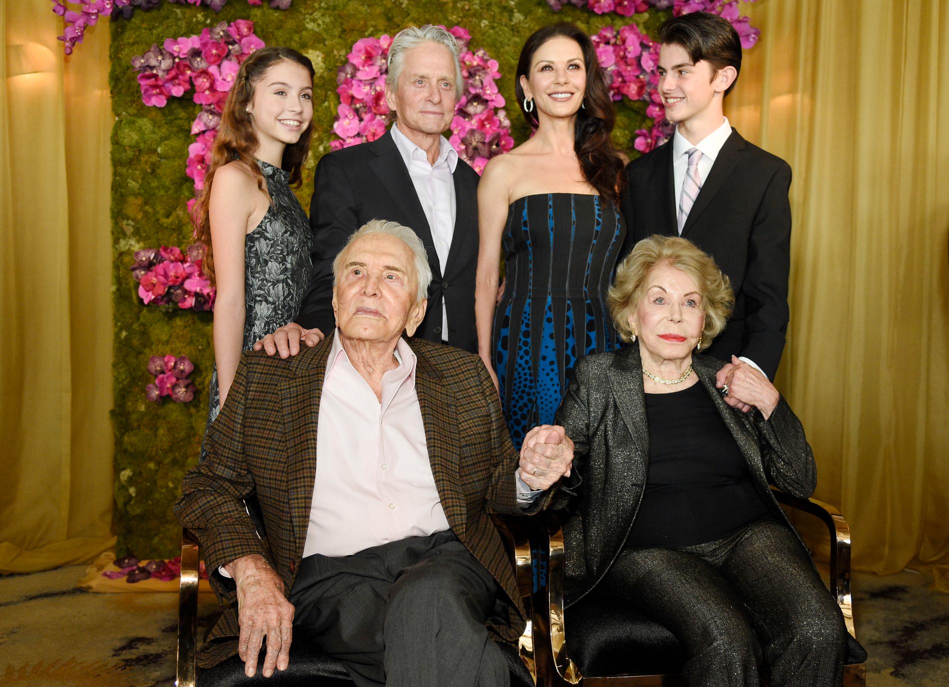 Kirk Douglasmed frun Anne Douglas och sonen Michael med frun Catherine Zeta-Jones – och deras två barn Carys och Dylan.