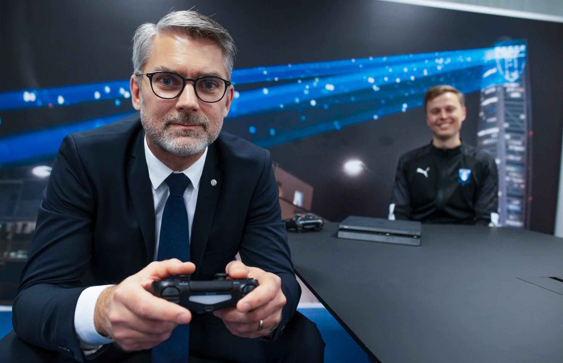 Malmö FF startar hösten 2021 en gymnasieutbildning för pojkar och flickor som vill satsa på tv-spelet Fifa. "Ett naturligt steg för oss", säger klubbens vd Niclas Carlnén. I bakgrunden syns Filip Ahlström, som är projektledare för MFF:s satsning på e-sport.