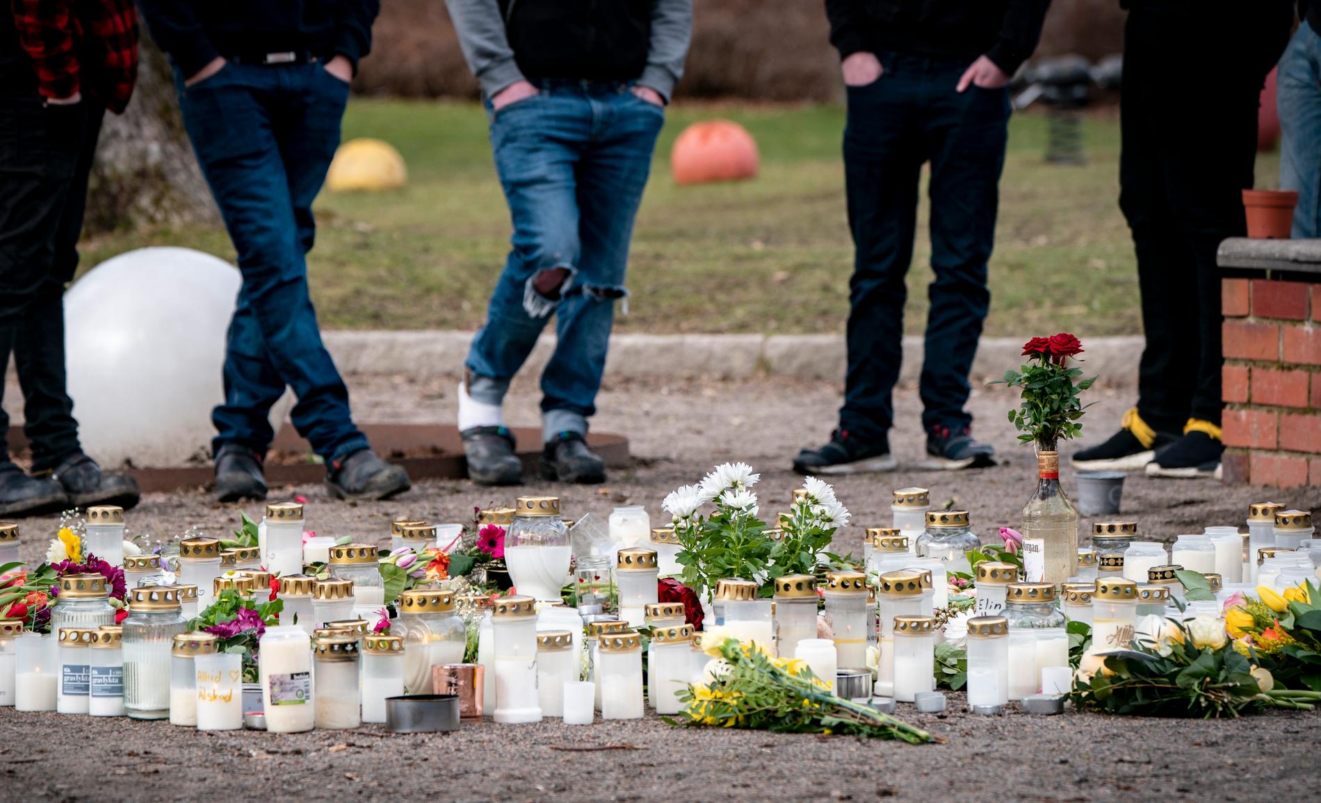Blommor och ljus vid minnesplatsen för kvinnan i centrala Höör på torsdagen.