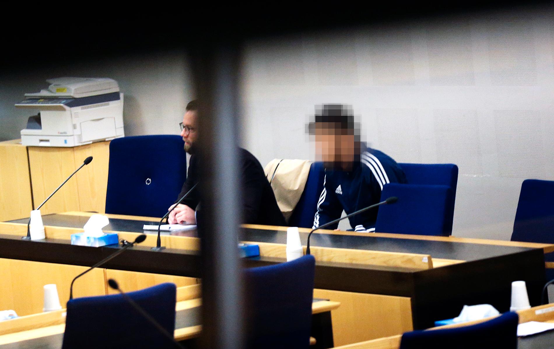 Fyra män i 18-årsåldern har häktats vid Göteborgs tingsrätt misstänkta för att ha kidnappat och misshandlat en 14-åring.